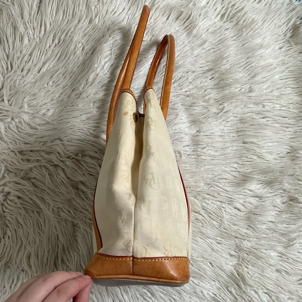 Dooney Bourke Beige Canvas Logo Embossed Tan Leather Trim Push Lock Shoulder Bag - Picture 3 of 11